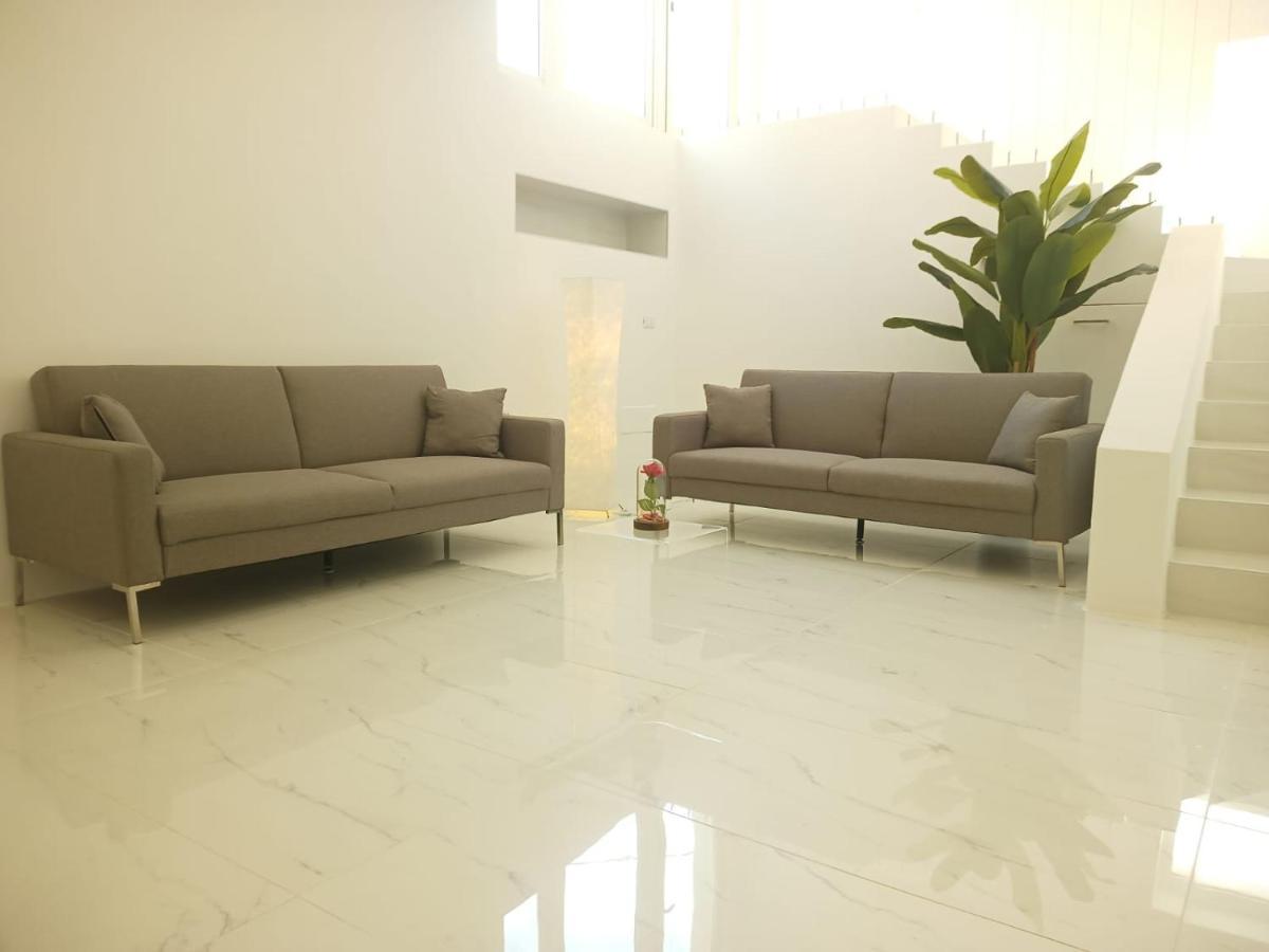 Elegant Basement Suite Orosei Exterior photo