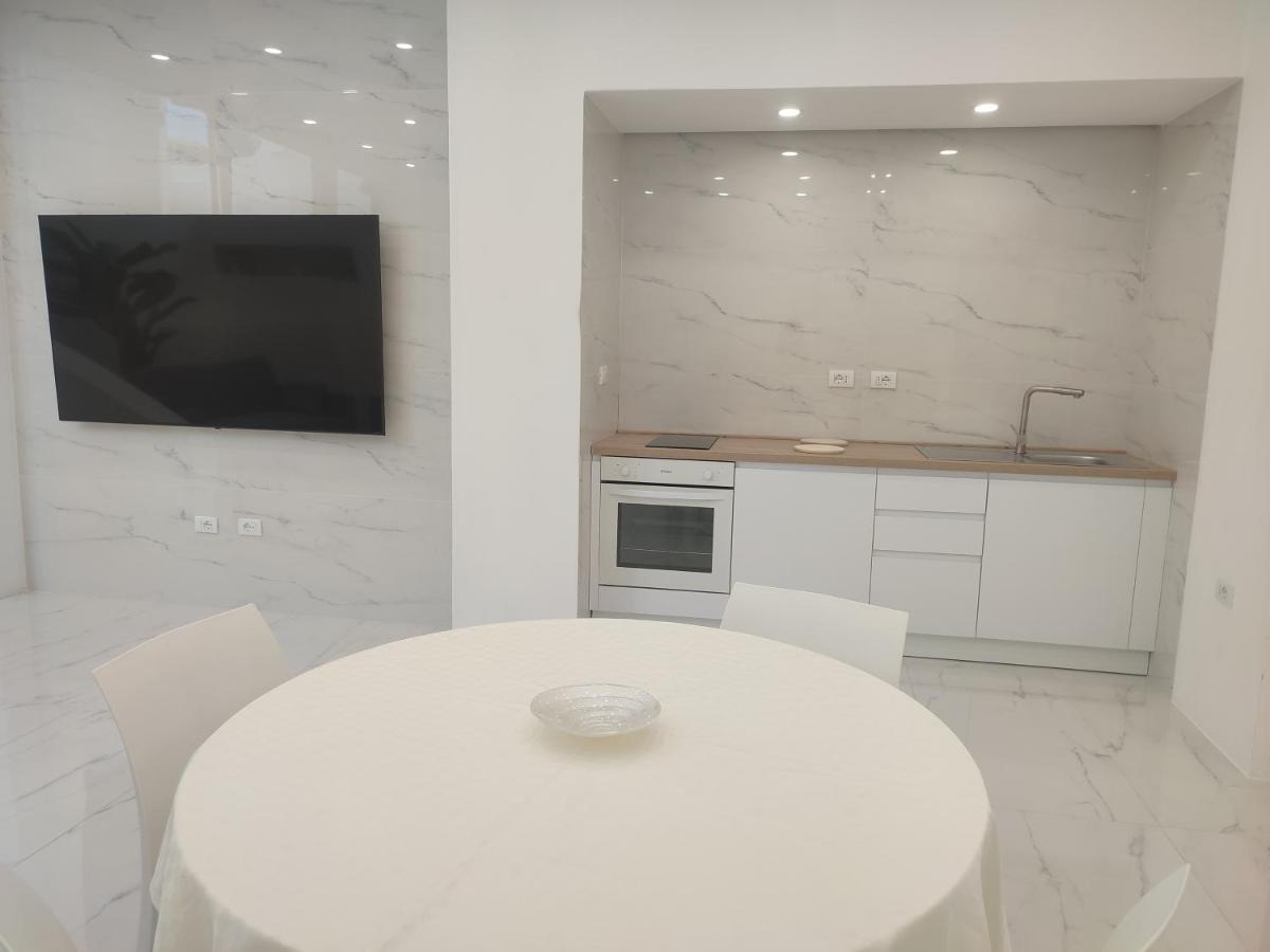 Elegant Basement Suite Orosei Exterior photo