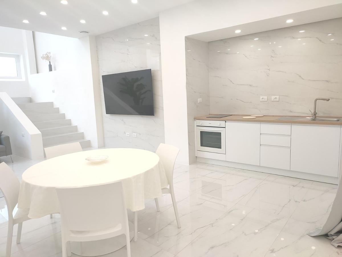 Elegant Basement Suite Orosei Exterior photo